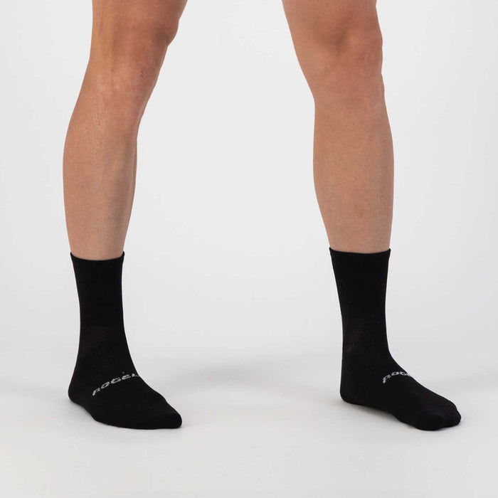 Rogelli Essential fietssokken zwart gedragen.