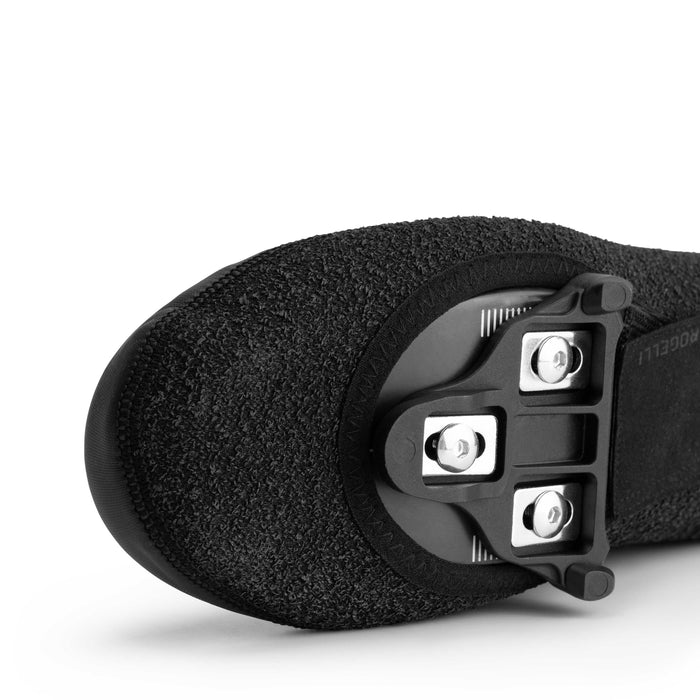 Detail kliksysteem Rogelli Artec overschoenen zwart beschermen tegen koude voeten onderkant.