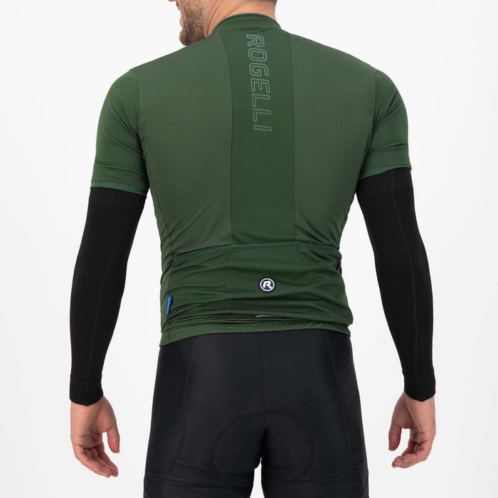 Rogelli Dynaknit armwarmers zwart als verlenging van fietsshirt korte mouw gedragen achterkant.
