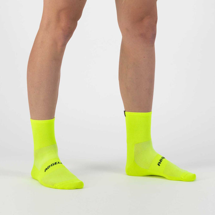 Rogelli Essential fietssokken fluor gedragen.