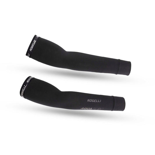 Rogelli Aquabloc armwarmers zwart als verlenging van fietsshirt korte mouw.