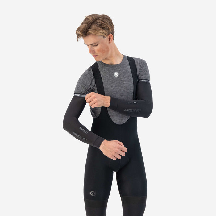 Rogelli Aquabloc armwarmers zwart als verlenging van fietsshirt korte mouw gedragen zijkant.