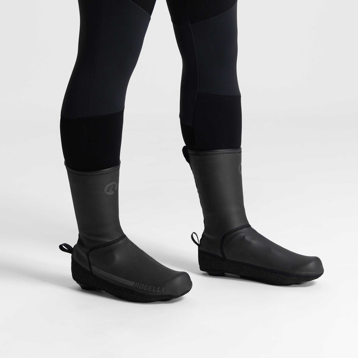 Rogelli Artec overschoenen zwart beschermen tegen koude voeten gedragen.