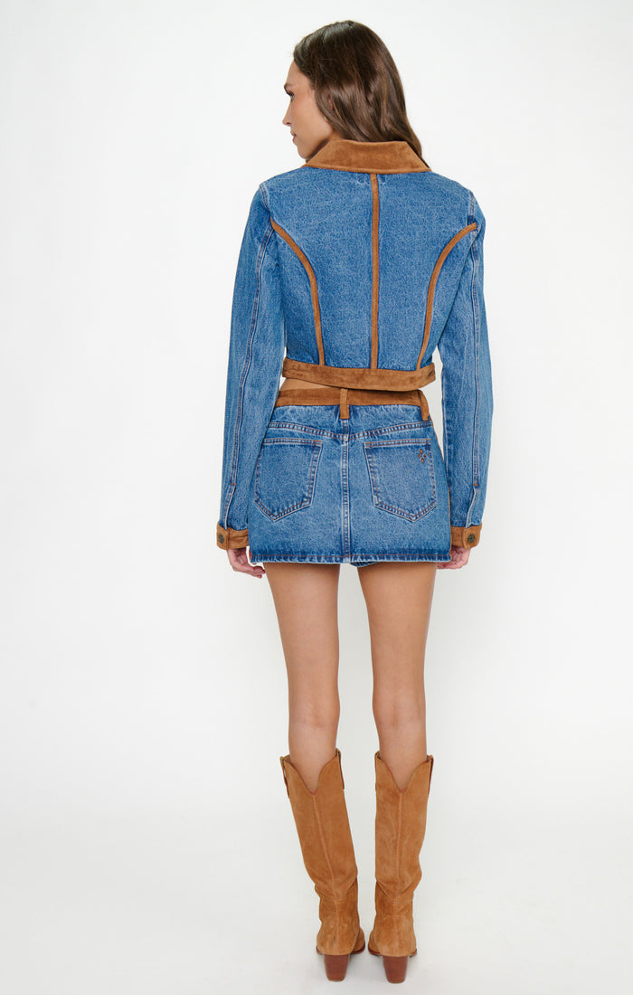 badge_model-wears-size-25