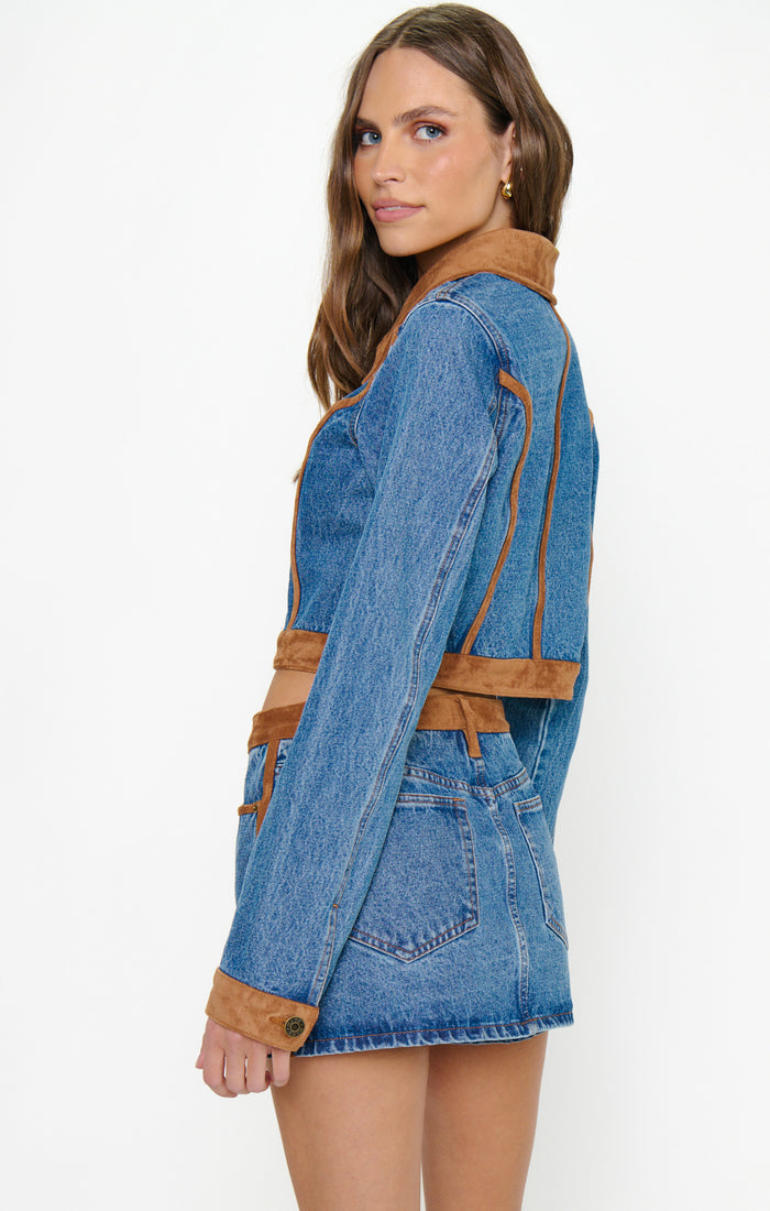 badge_model-wears-size-25