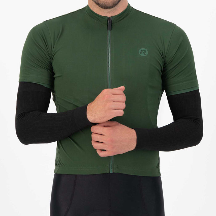 Rogelli Dynaknit armwarmers zwart als verlenging van fietsshirt korte mouw gedragen voorkant.