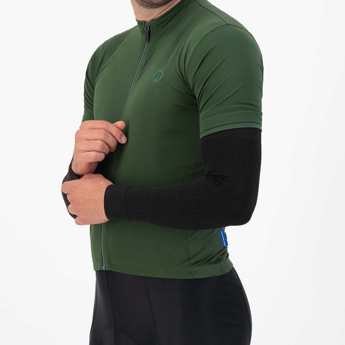 Rogelli Dynaknit armwarmers zwart als verlenging van fietsshirt korte mouw gedragen zijkant.