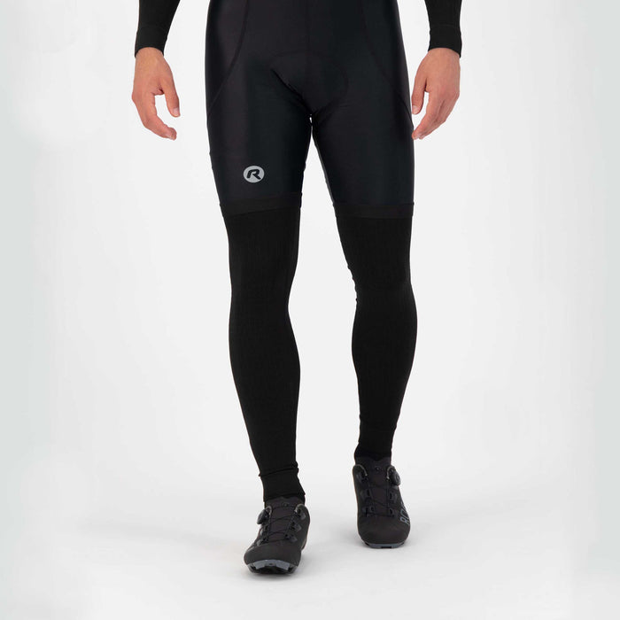 Rogelli Dynaknit armwarmers zwart als verlenging van korte fietsbroek gedragen voorkant.