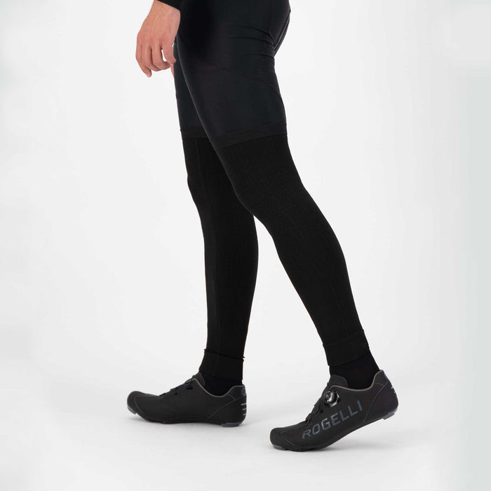 Rogelli Dynaknit armwarmers zwart als verlenging van korte fietsbroek gedragen zijkant.