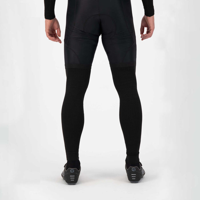 Rogelli Dynaknit armwarmers zwart als verlenging van korte fietsbroek gedragen achterkant.