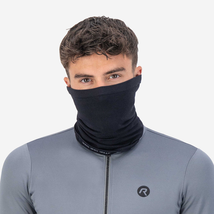 Rogelli Dynaknit nekwarmer zwart gedragen voorkant.