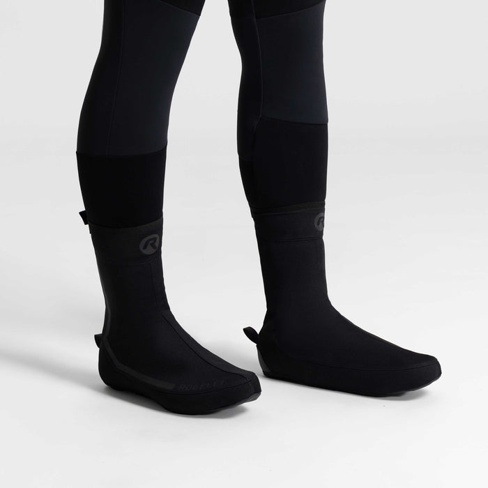 Rogelli Essential overschoenen zwart beschermen tegen koude voeten gedragen.