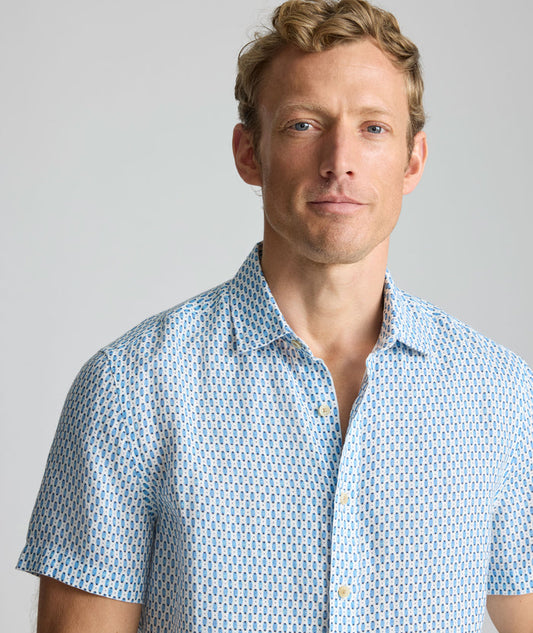 Model is wearing UNTUCKit Linen Short-Sleeve Redcroft Shirt.