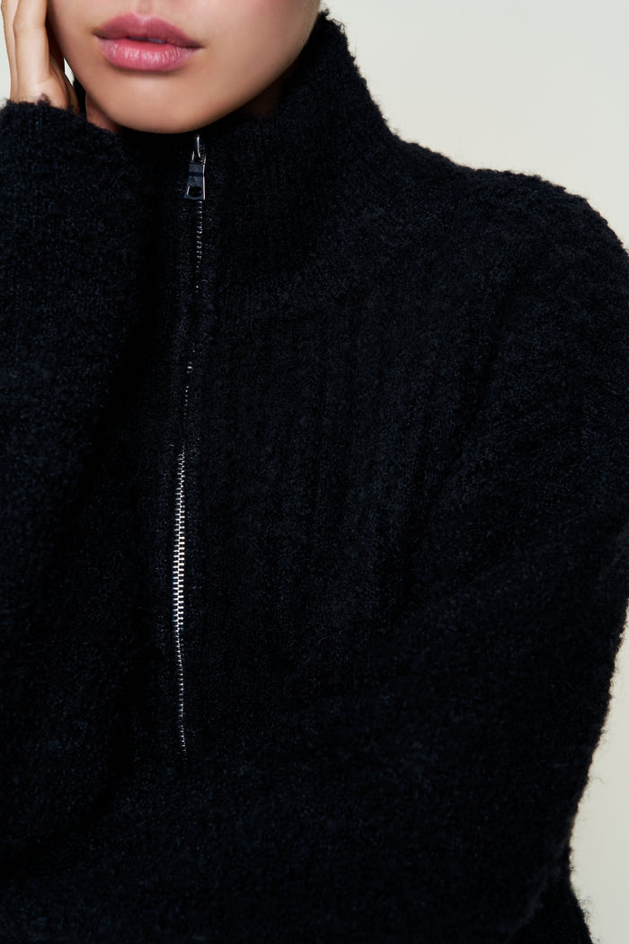 MILA ZIP UP IN BLACK