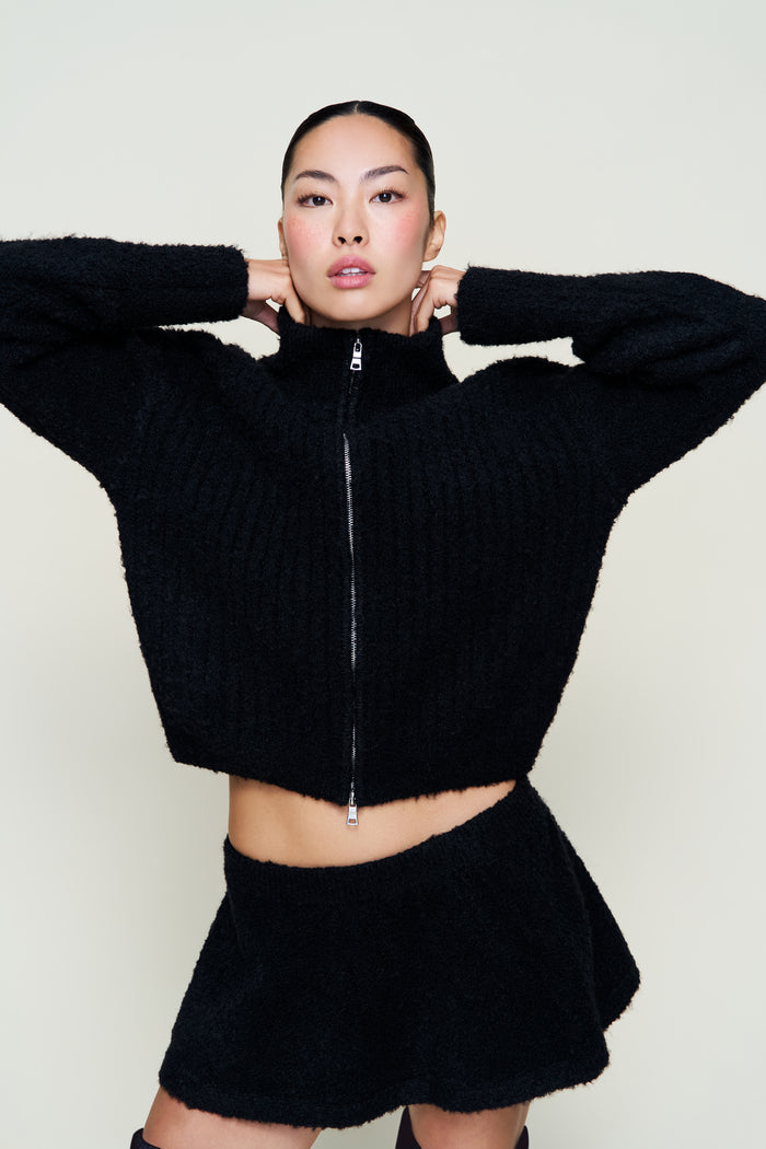 MILA ZIP UP IN BLACK