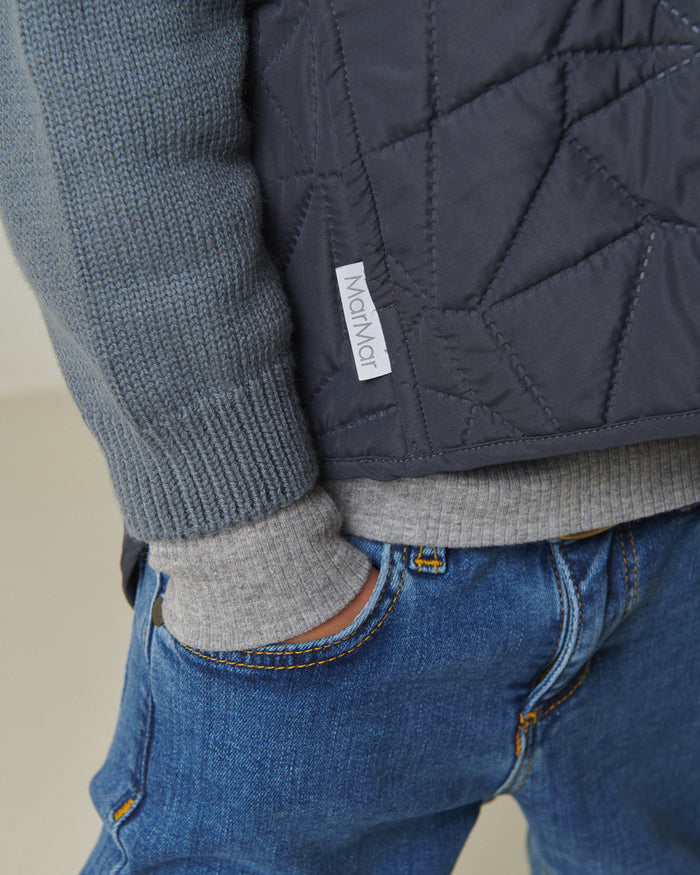 Mørkeblå quiltet termo-vest med lynlås og logo-label på brystet