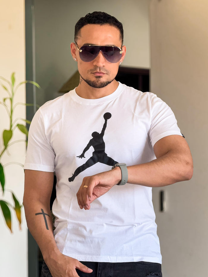 Polera jordan blanca silueta negra