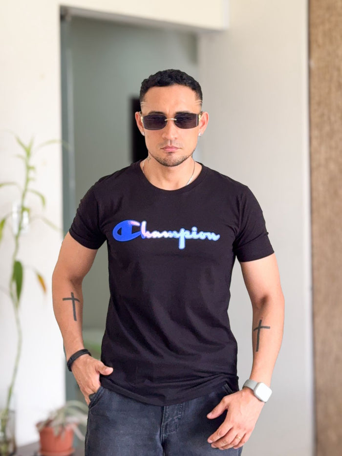 Polera champion negra letras coloridas