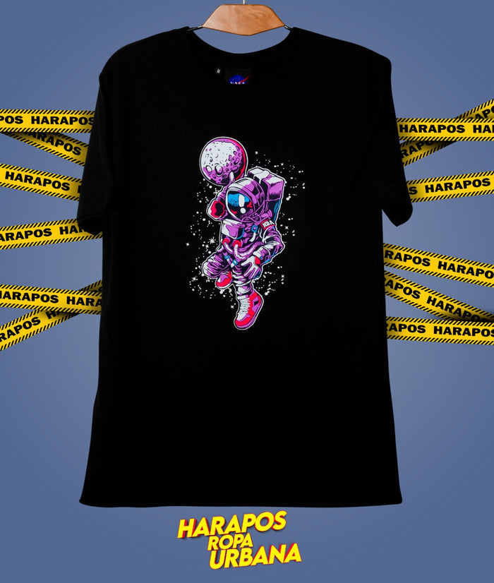 Polera nasa negra astronauta lila