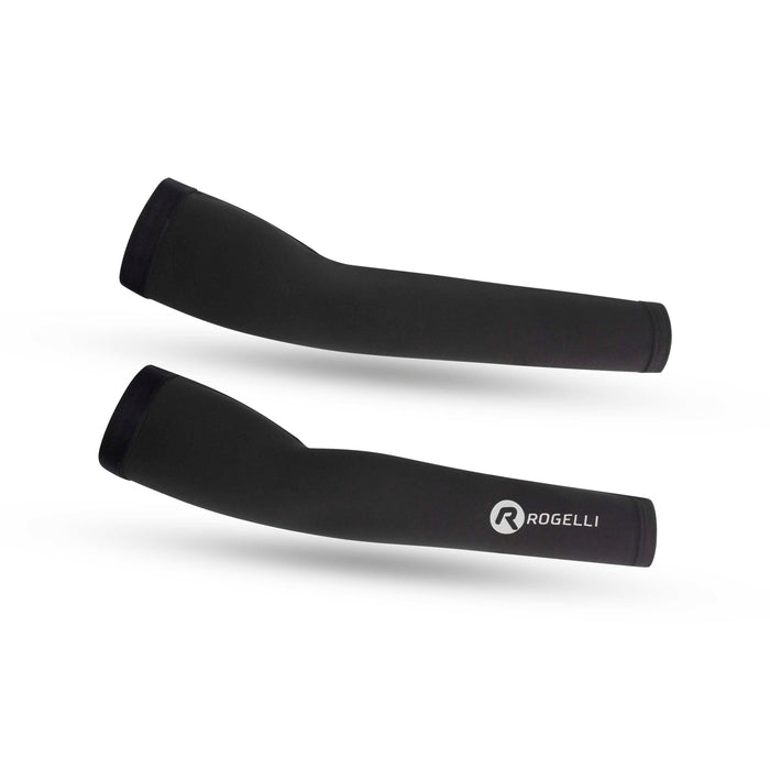 Rogelli Promo armwarmers zwart als verlenging van fietsshirt korte mouw.