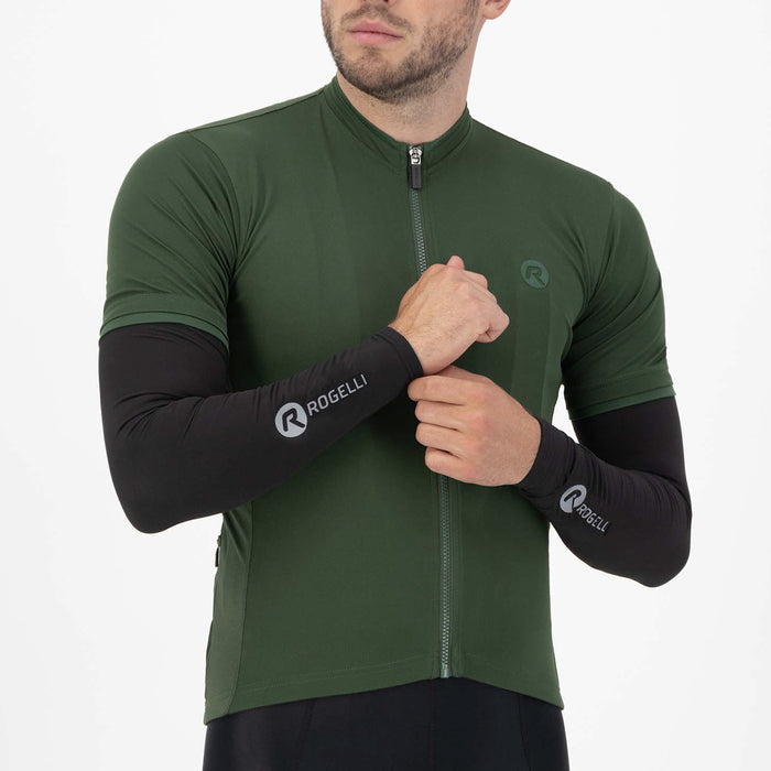 Rogelli Promo armwarmers zwart als verlenging van fietsshirt korte mouw gedragen voorkant.