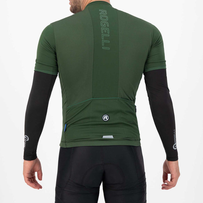 Rogelli Promo armwarmers zwart als verlenging van fietsshirt korte mouw gedragen achterkant.