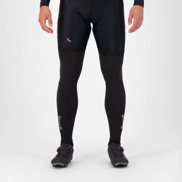 Rogelli Promo beenwarmers zwart als verlenging van korte fietsbroek gedragen voorkant.