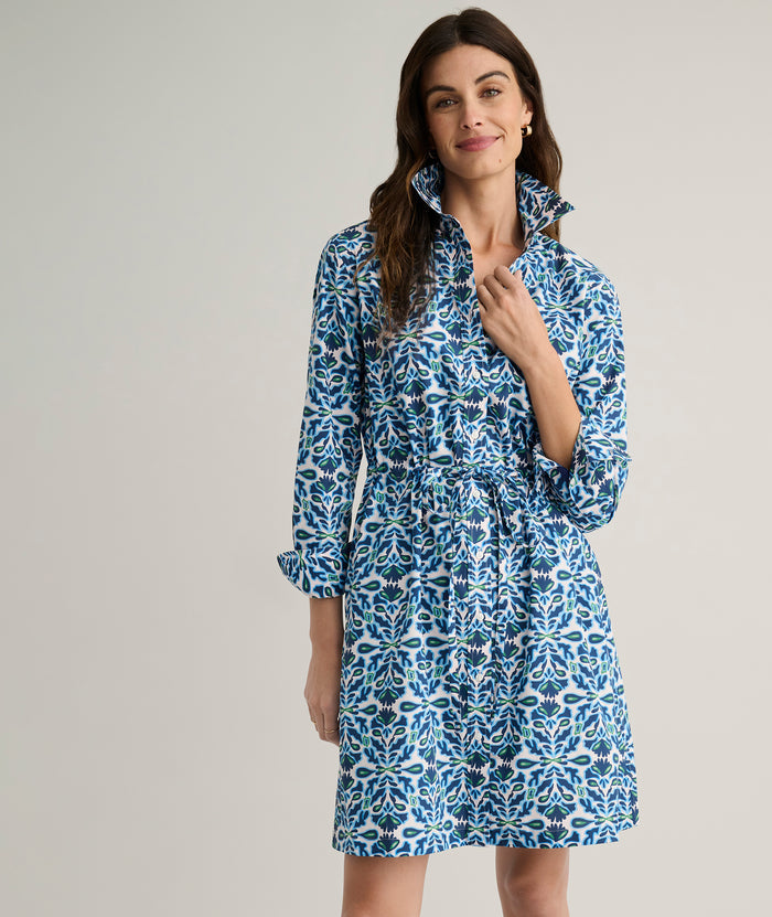 Model is wearing UNTUCKit Taylor dress in Blue.