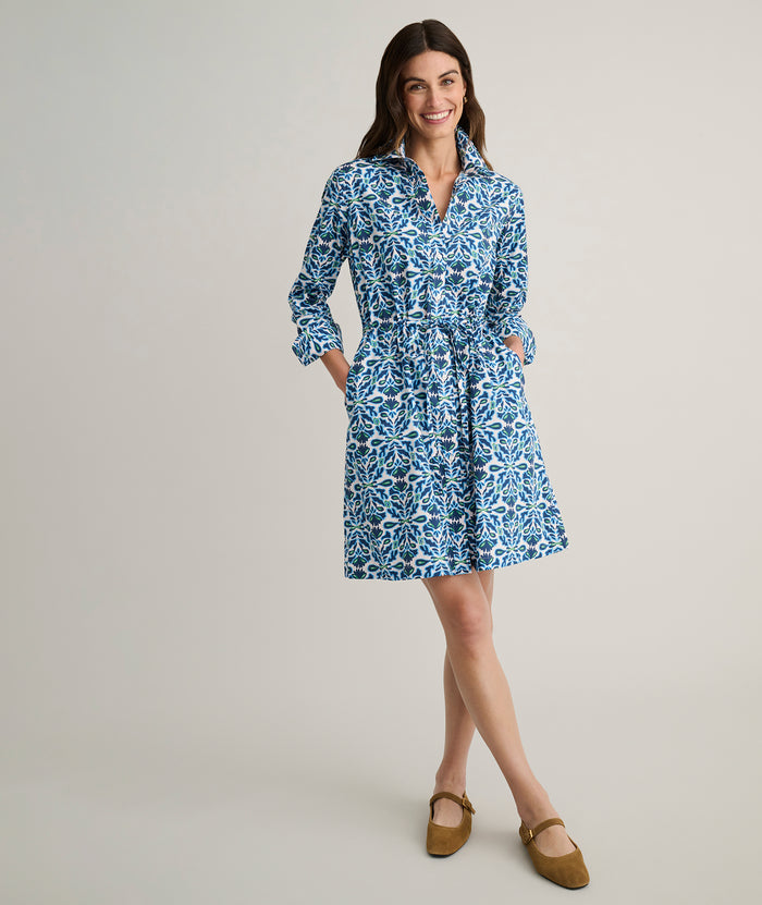 Model is wearing UNTUCKit Taylor dress in Blue.